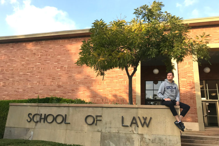 Eingangsportal der UCLA School of Law