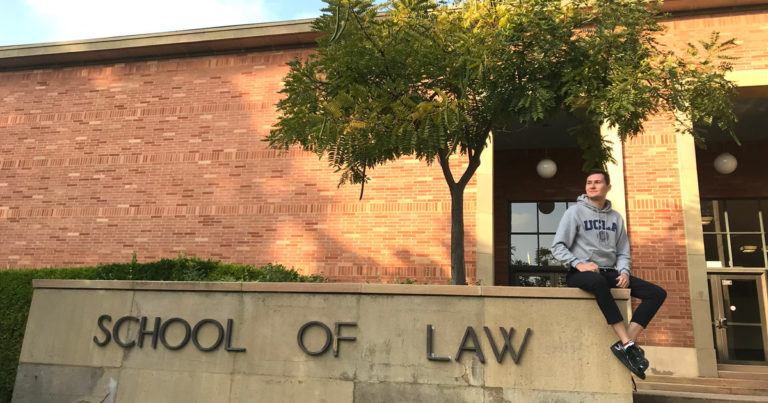 Eingangsportal der UCLA School of Law