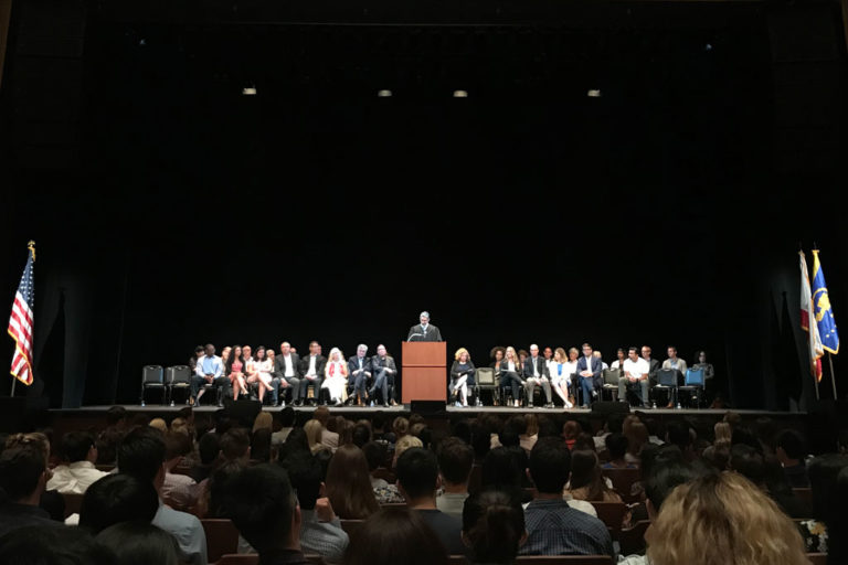 Commencement-Veranstaltung zur Begrüßung und Eidabnahme aller Jurastudenten in der ehrwürdigen Royce Hall