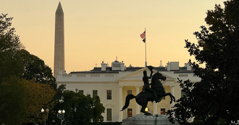 Blick auf das Weiße Haus mit dem Washington Monument im Hintergrund