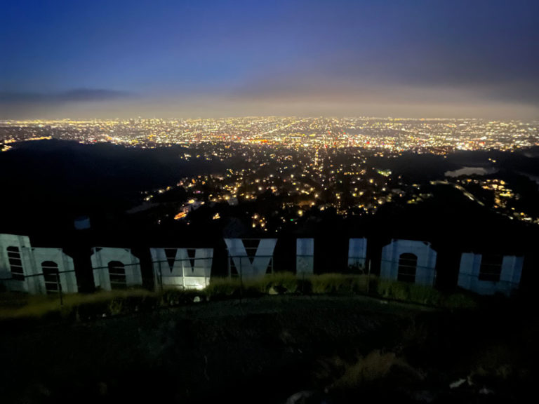 Hollywood Sign mit Blick über die Stadt