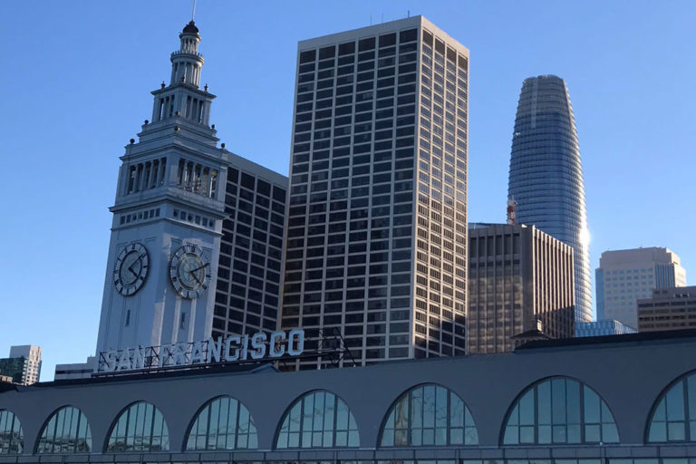 Ferrybuilding vor der Skyline