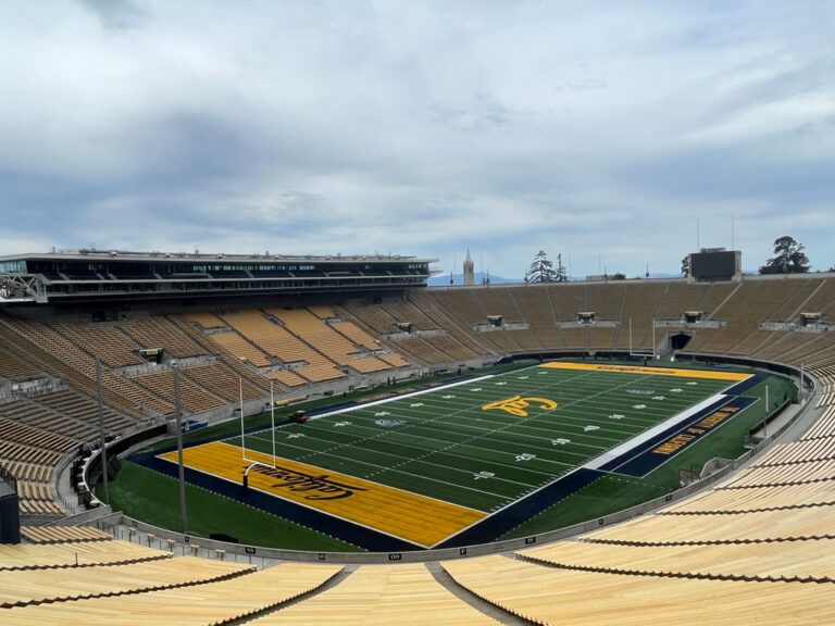Das beeindruckende California Memorial Stadium in Berkeley