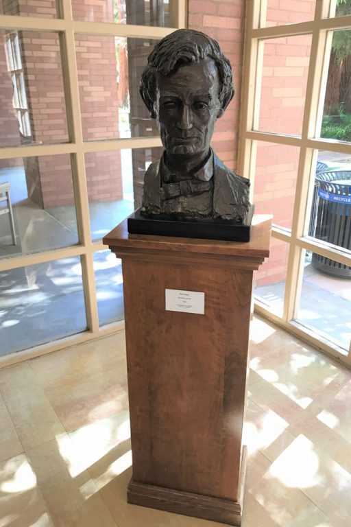 09-js-ucla-abraham-lincoln Büste von Abraham Lincoln im Eingangsbereich der UCLA School of Law