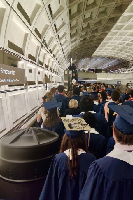 pk-george-washington-metro-graduation Auf dem Weg zur Gratulation wurden wir sogar per Durchsage in der Metro beglückwünscht (In Georgetown gibt es übrigens ein wundervolles Katzencafé).
