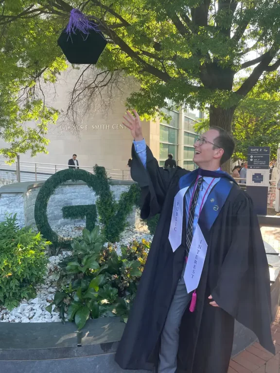 tm-george-washington-graduation Sich für die graduation in Schale zu werfen und darüber hinaus wie in Filmen mit „cap and gown“ zu kleiden, war ein besonderes Gefühl.