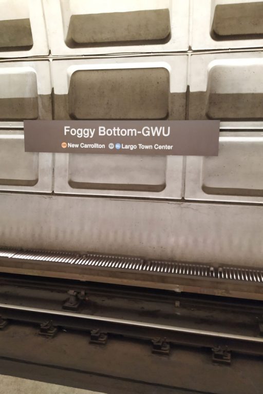yh-foggy-bottom Die Metrohaltestelle „Foggy Bottom-GWU“, die direkt auf dem Campus liegt