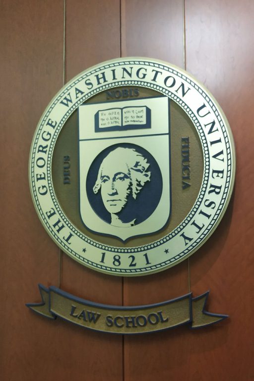 yh-george-washington-siegel Wappen der George Washington University im Treppenhaus zum Studierendensekretariat der Law School