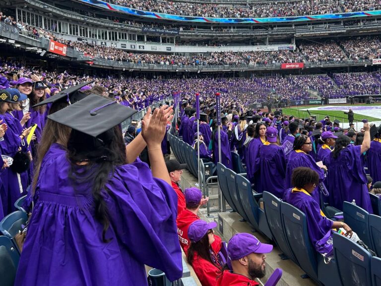 “All-University Commencement” im Yankee Stadium