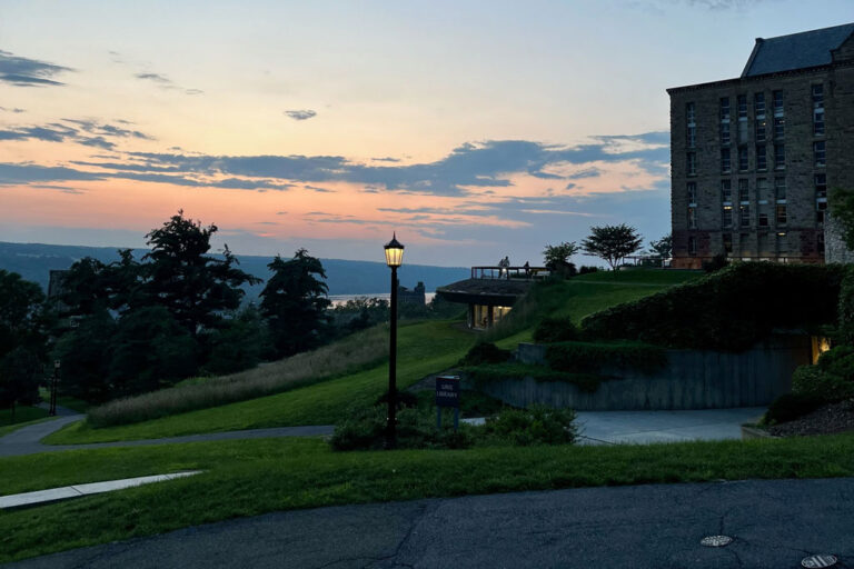 Uris Library, im Hintergrund Cayuga Lake