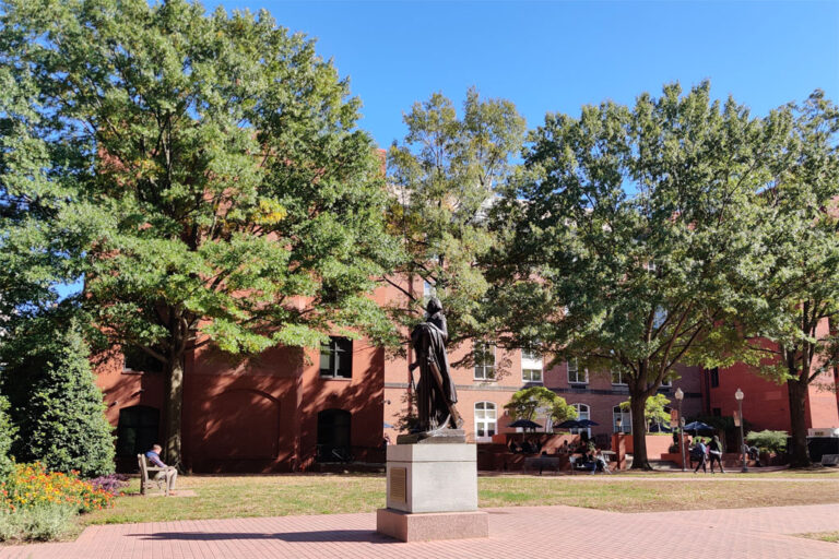 Unter der Ägide von George Washington werden im University Yard Filme geschaut, Grillabende veranstaltet und der Semesterstart gefeiert.