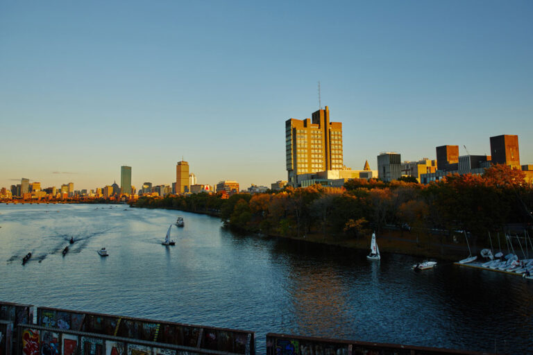 Blick auf den Law Tower und den Charles River von der BU Bridge